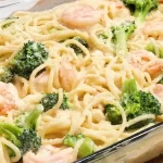 Espagueti Alfredo con Pollo y Brócoli: Un clásico cremoso y nutritivo