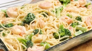 Espagueti Alfredo con Pollo y Brócoli: Un clásico cremoso y nutritivo