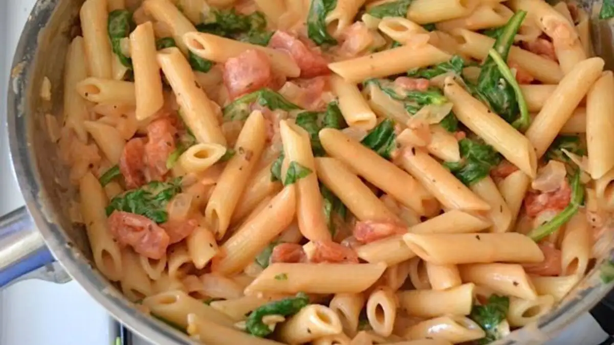 Pasta Cremosa con Espinaca y Tomate: Una receta fresca y reconfortante