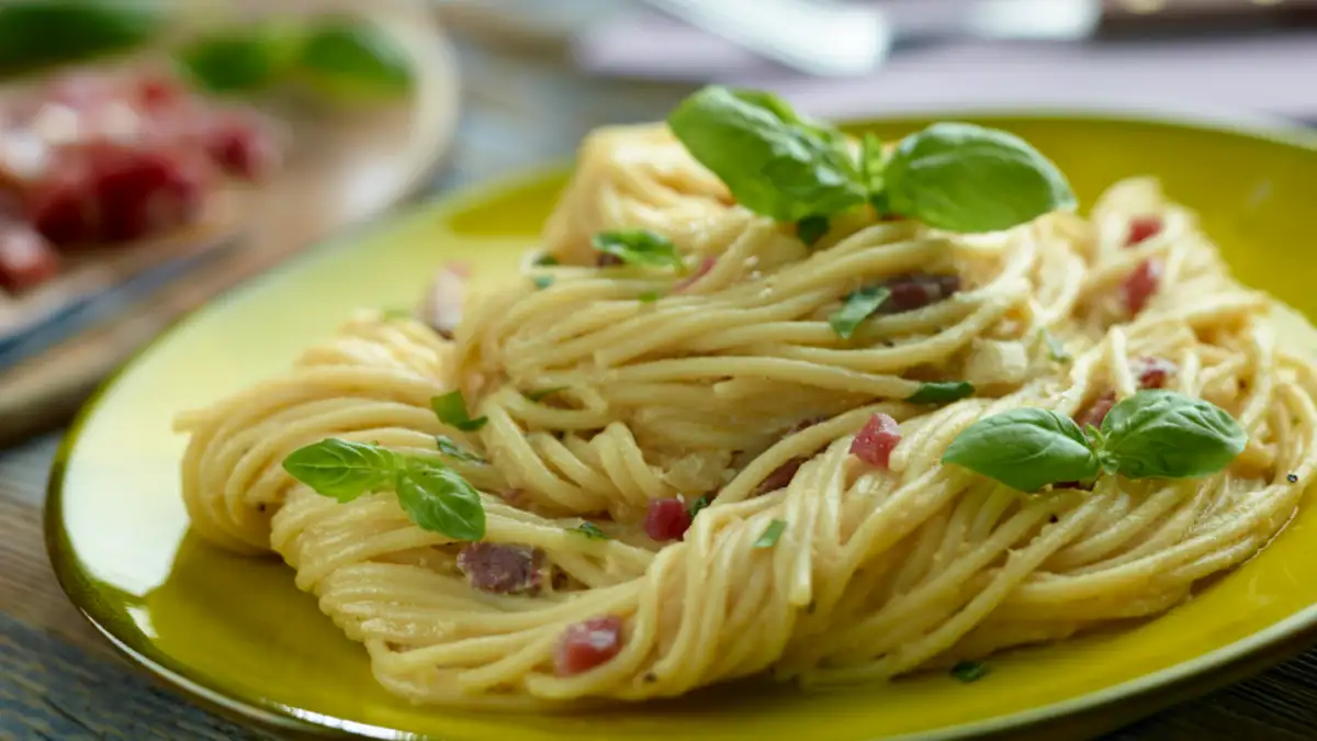 Espagueti a la Carbonara: Un clásico italiano cremoso y delicioso